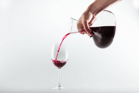 Wine decanting